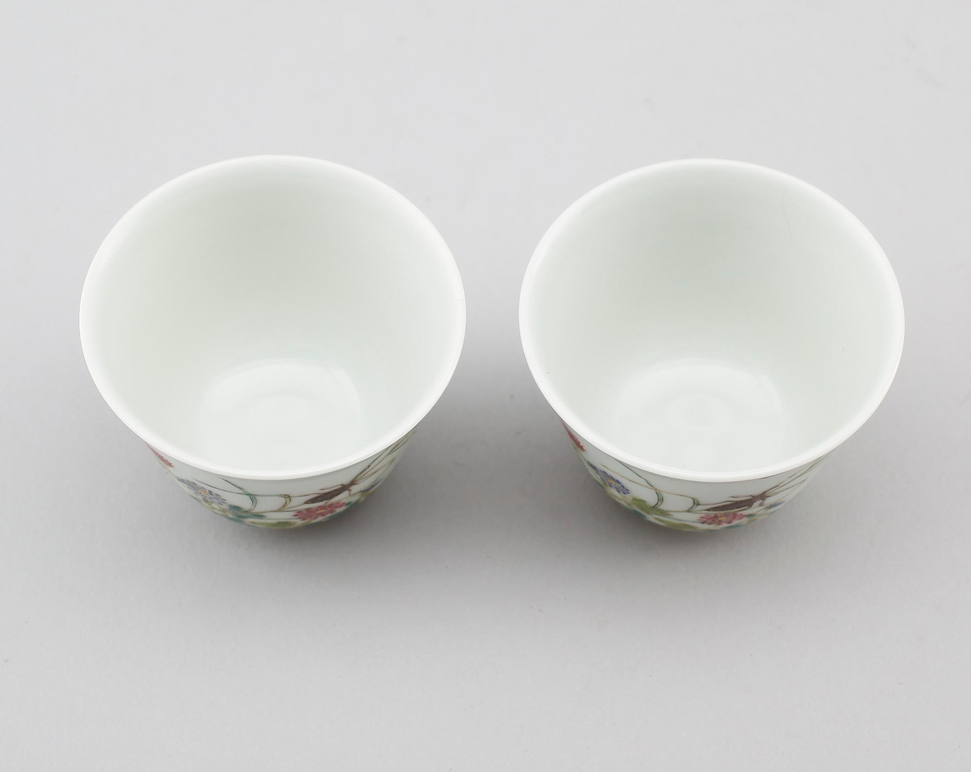 KOPPAR, 2 st, porslin, Kina, med Yongzheng sex karaktärers märke, 1900-tal.