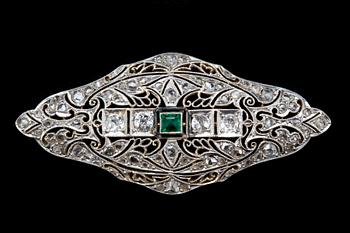BROSCH, 18 k guld -vitguld med briljantslipade diamanter ca 0,60 ct samt smaragd. Vikt ca 8,5 g.
