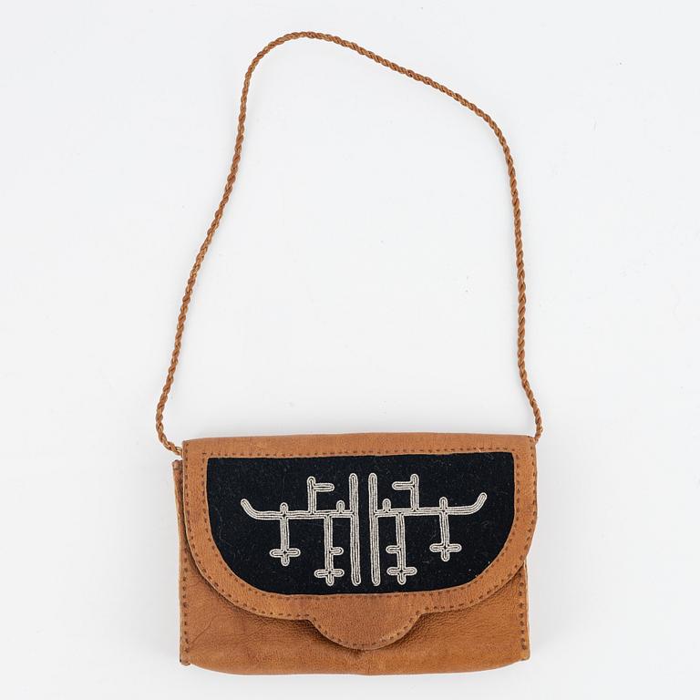 Samiska läderarbeten, 5 delar, 1900-talets andra hälft.