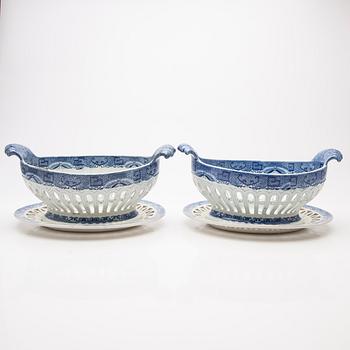 Galler bowls with underplates, a pair, porcelain, England, 19th century.
