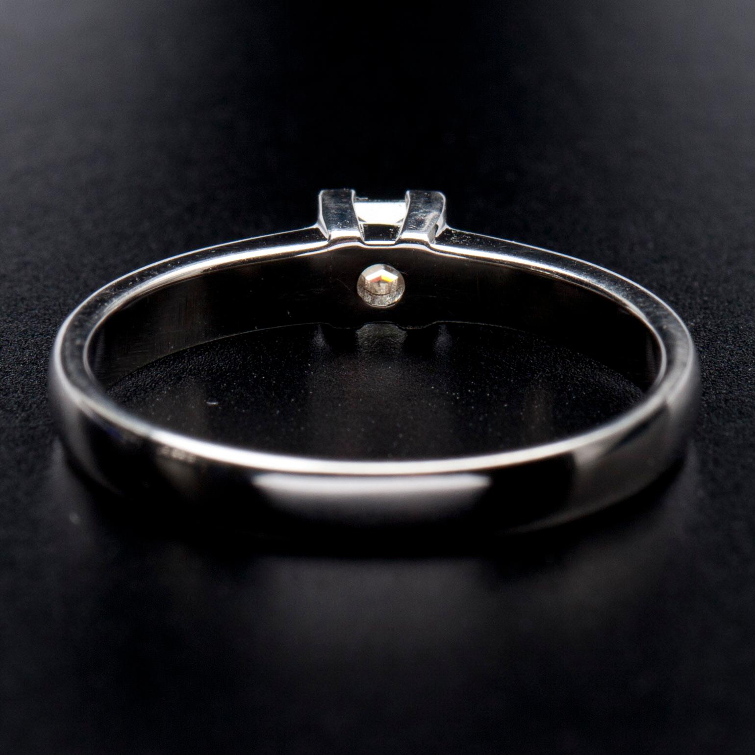 RING, vitguld 14K, mittsten princesslipad diamant 0,19 ct, sidostenar tot. 0,15 ct. Vikt 2,9 g.