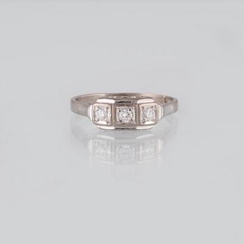 RING, 18K vitguld med 3 briljantslipade diamanter 0.16 ct, kattfotstämplad. Vikt 3,5 gram.