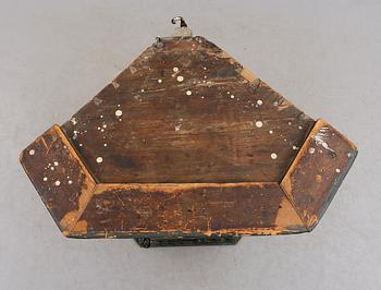 HÄNGHÖRNSKÅP, allmoge, 1700-tal.