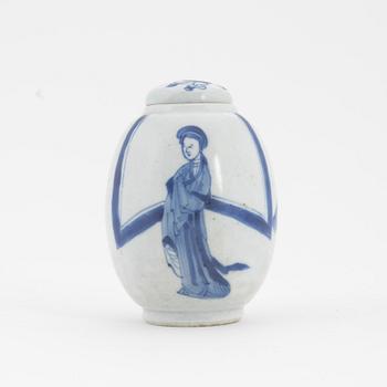 A small blue and white jar with cover, Qing dynasty, Kangxi (1662-1722).