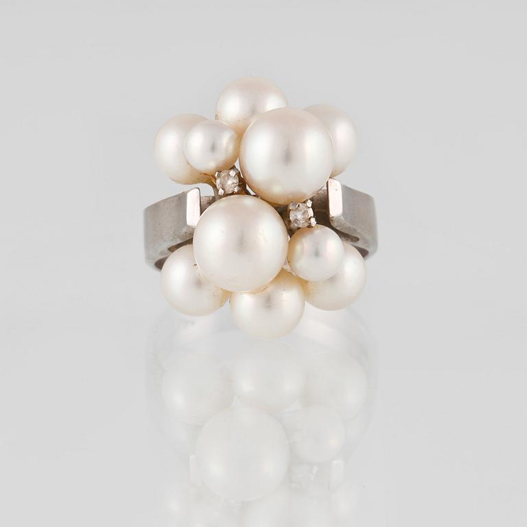 RING, 14K vitguld med odlade pärlor samt två briljantslipade diamanter. Vikt 7,2 gram.