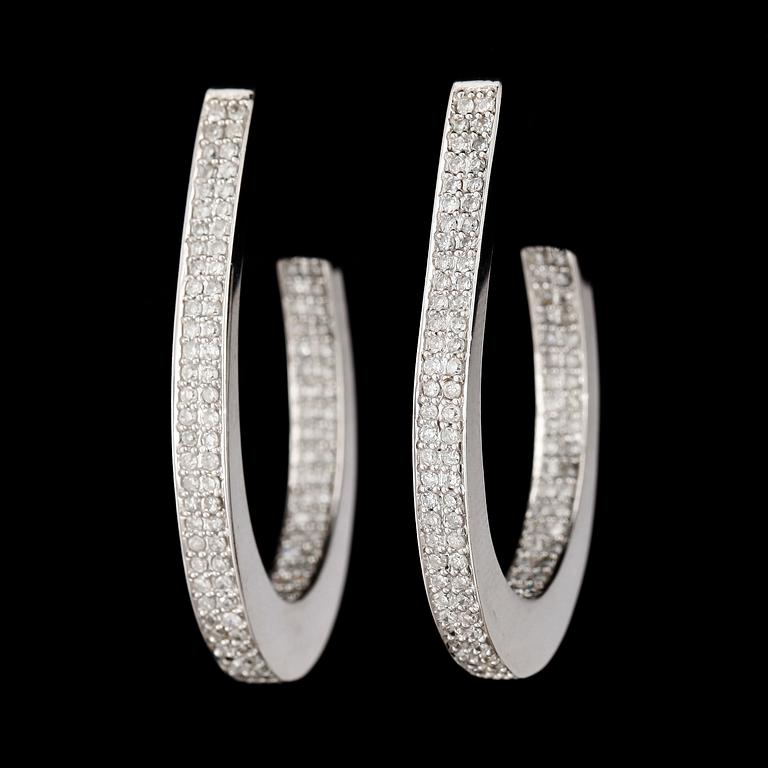 ÖRHÄNGEN, ett par, 14k vitguld med briljantslipade diamanter tot ca 1 ct. Total vikt ca 7,8 gram.