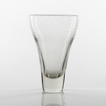 Gunnel Nyman, a glass vase, Nuutajärvi Norsjö, Finland, 1948.