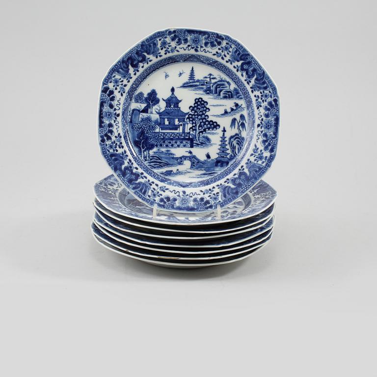 TALLRIKAR, 8 st, porslin, Kina, Qianlong, 1736-95.