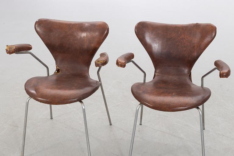 ARNE JACOBSEN, "Sjuan", a pair of arm chairs, Fritz Hansen, Denmark 1969.