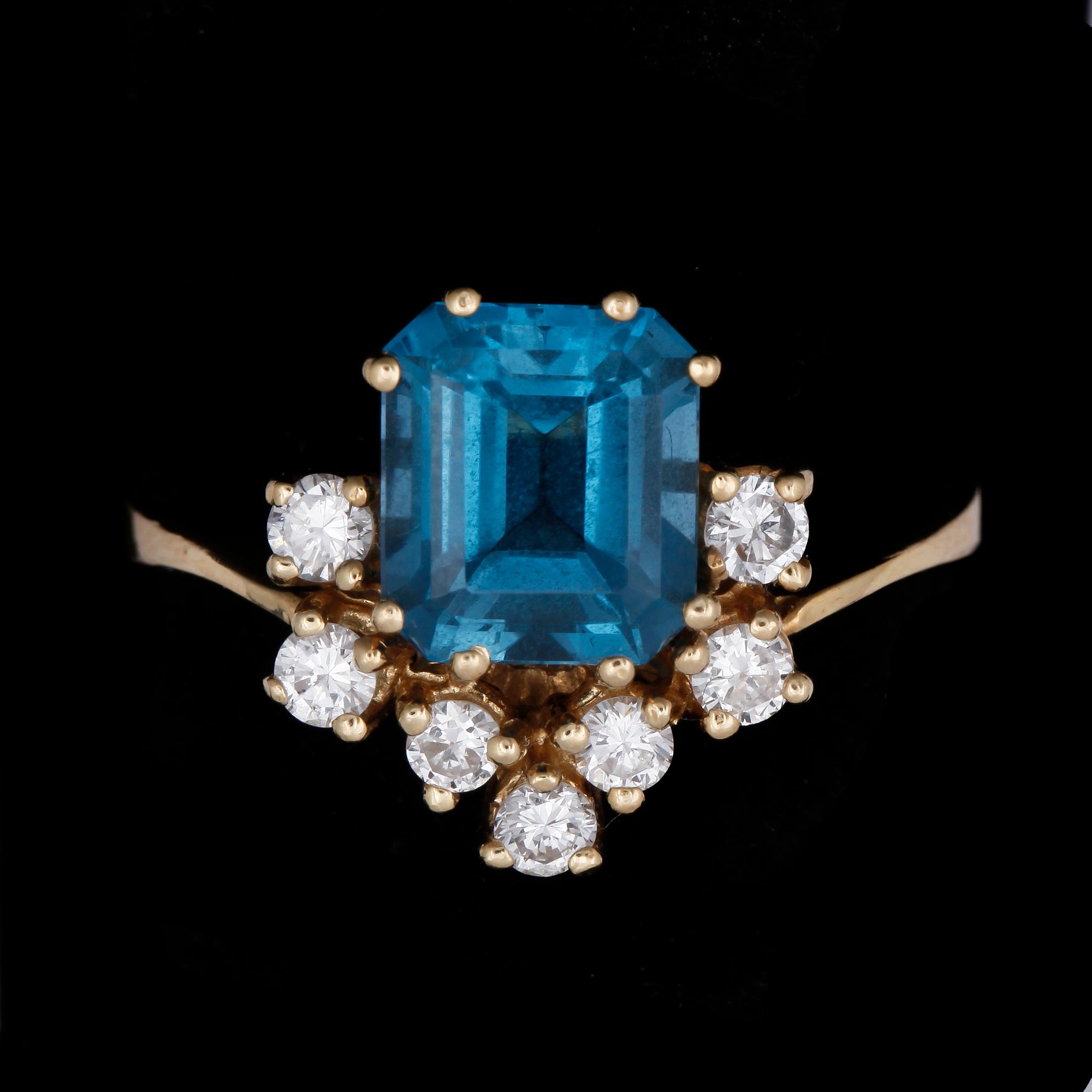 RING, 18k guld med blå topas och briljantslipade diamanter totalt ca 0,30 ct. Vikt ca 3,8 gram.