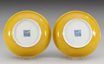 A pair of yellow-glazed incised dragon dishes, Qing dynasty with Qianlongs seal mark (1644-1912).