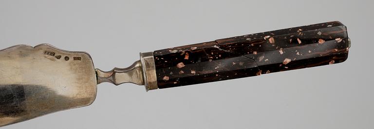 TÅRTKNIV samt TÅRTSPADE, silver och porfyr, bland annat  Pehr Fredrik Palmgren, Stockholm, 1858.