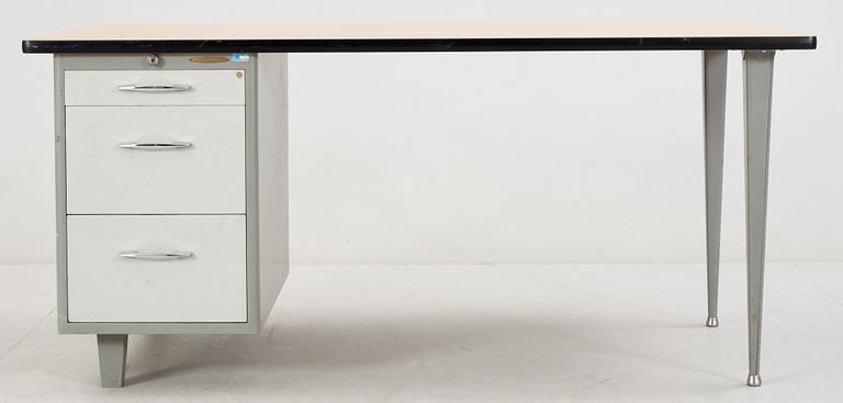 SKRIVBORD, metall samt trä, Lindqvists verkstads AB Motala, 1900-talets mitt.