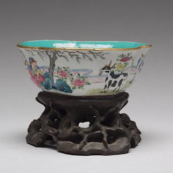 A famille rose bowl, Qing dynasty, circa 1900.