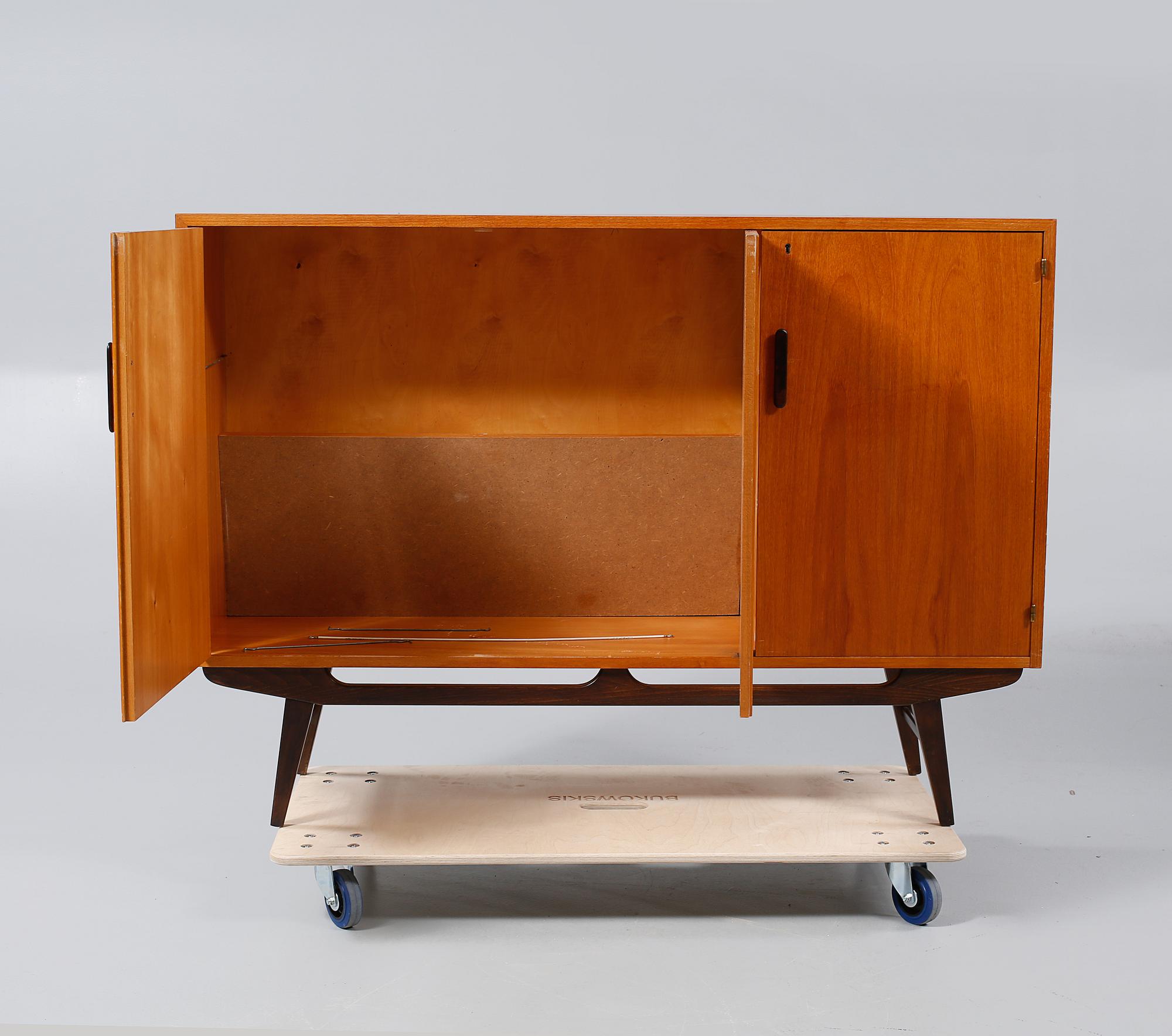 SIDEBOARD, 1900-talets tredje kvartal.