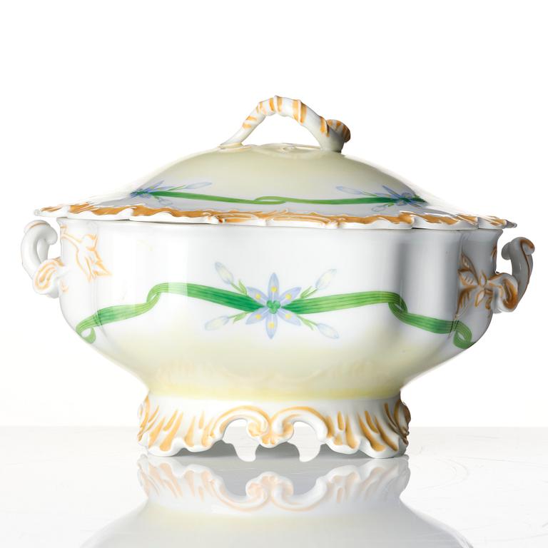 A porcelain tureen with cover, Monbijou Bavaria, signed and dated Emma Leffler 1901.