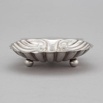 CAVIAR BOWL with caviar knife, silver, G. Jackson, & D. Fullerton, London, 1899. Tot weight of 86 grams.