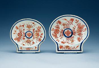1396. SMÖRSNÄCKOR, två stycken, porslin. Qing dynastin, Kangxi (1662-1722).