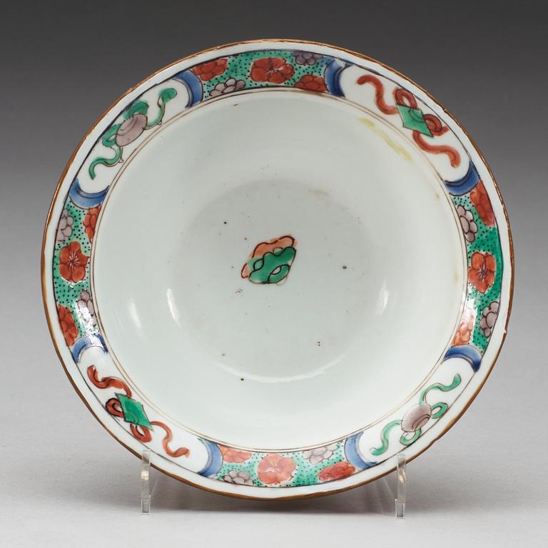 A famille verte bowl on café au lait ground, Qing dynasty, Kangxi (1662-1722).