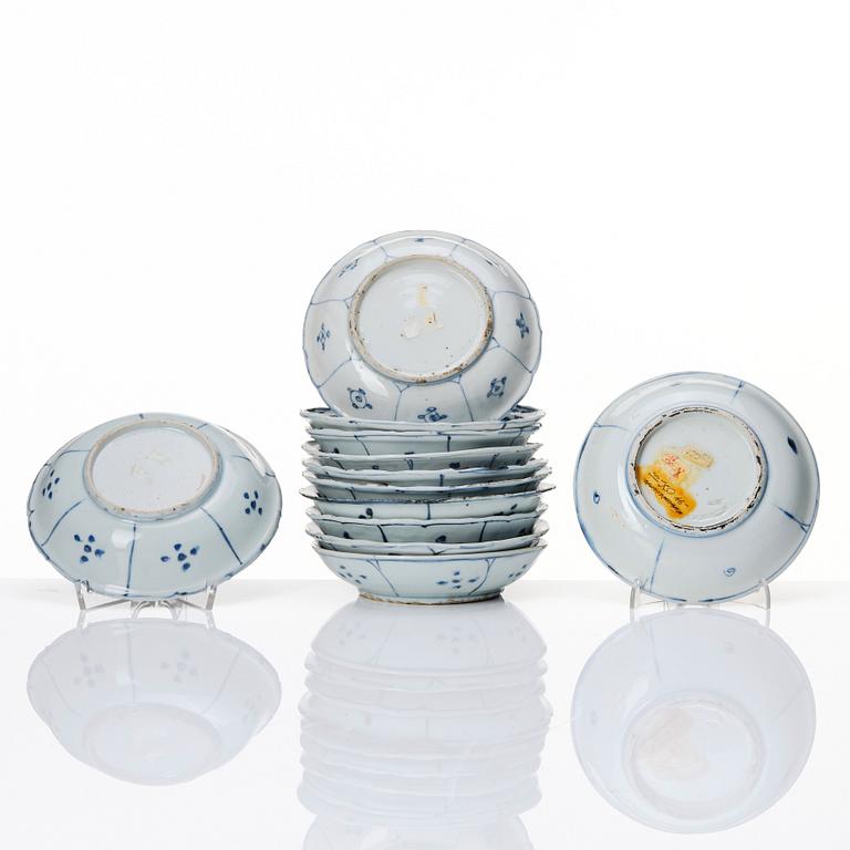 A group of 12 blue and white dishes, Ming dynasty, Wanli (1572-1620).