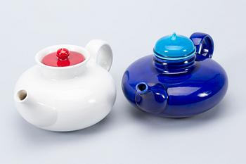 TEKANNOR, 2 st, "Pop" samt "Stinta", Inger Persson, Rörstrand, porslin, 1900-talets andra hälft.