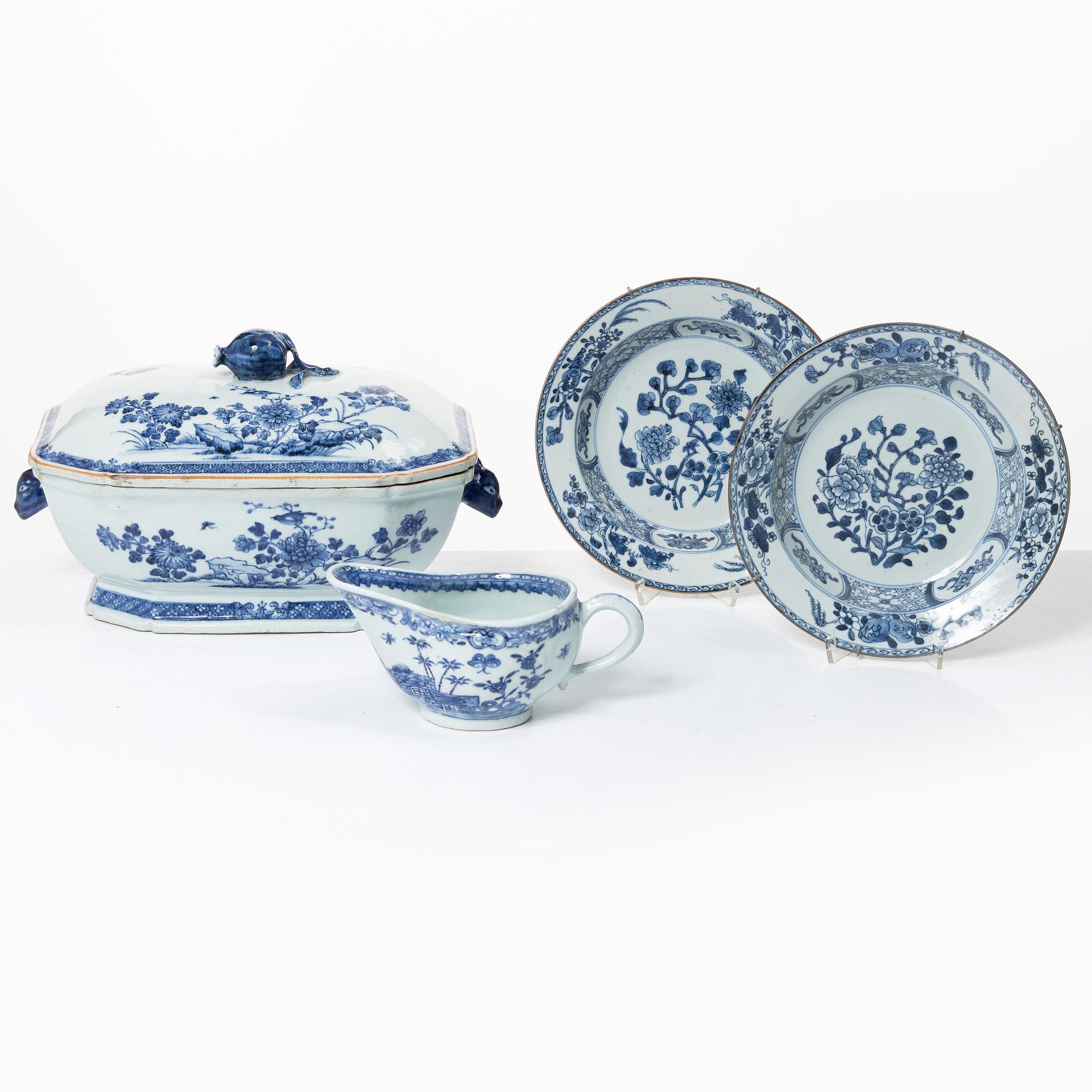 Four blue and white export porcelain service pieces, China, Qing dynasty 18th century.