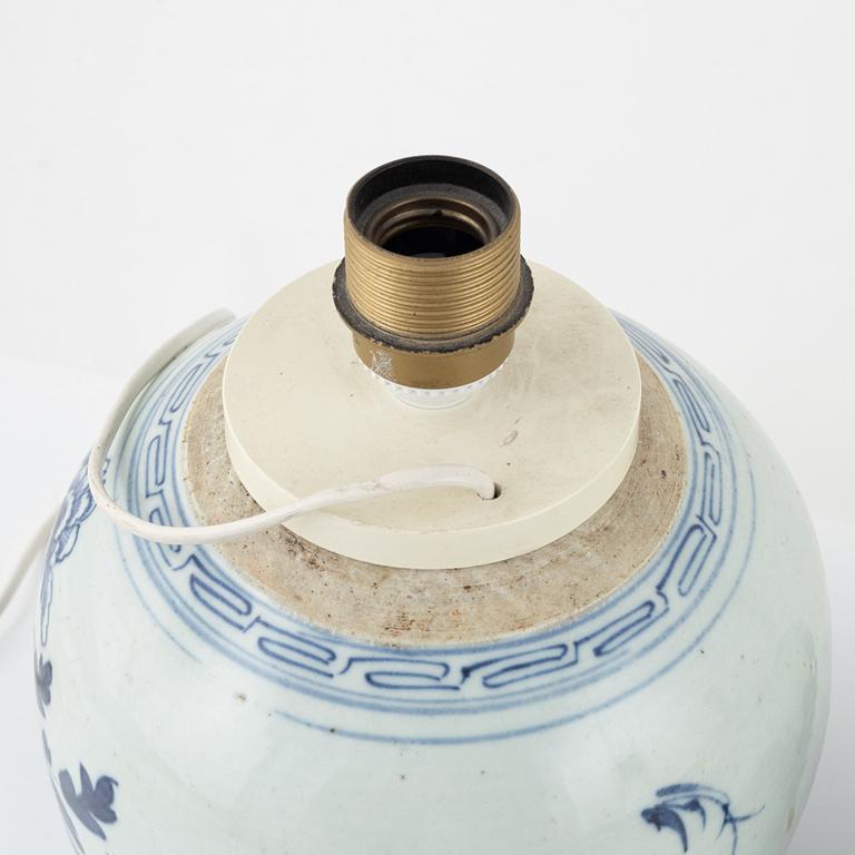 Two blue and white porcelain jars / table lights and a jar, Qing dynasty, 19th Century.