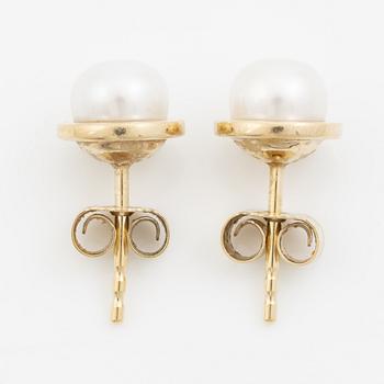 A pair of earrings in 18K gold with cultured pearls.