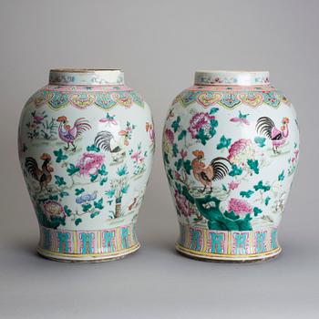 A pair of chinese porcelain urns, 20th century.