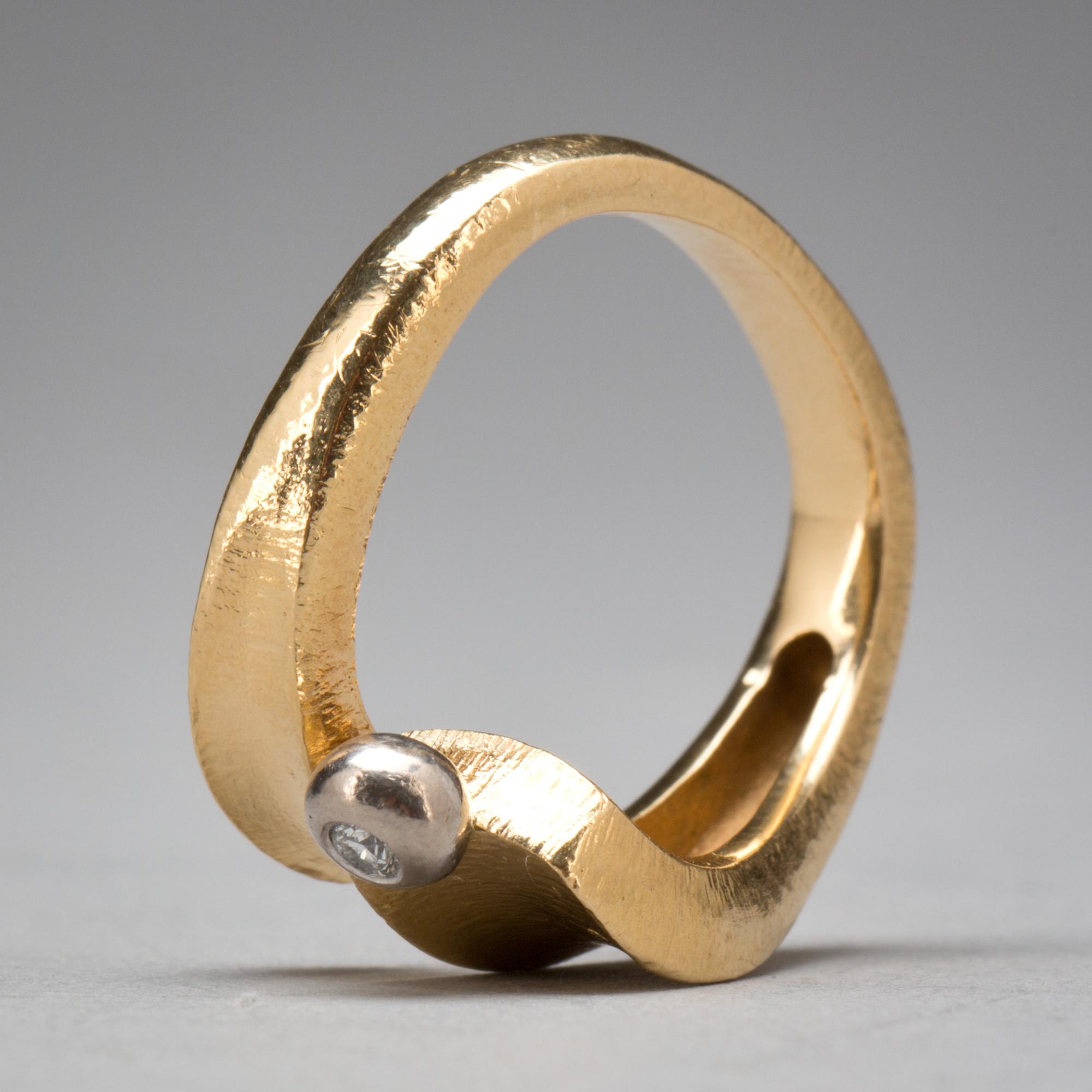 RING, 18 k guld -vitguld med briljantslipad diamant 0,05 ct. Ole Lynggaard. Vikt ca 9 g.