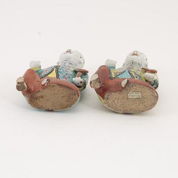 Figuriner, 2 st, porslin, 'Laughing boys', Kina, sen Qingdynasti.