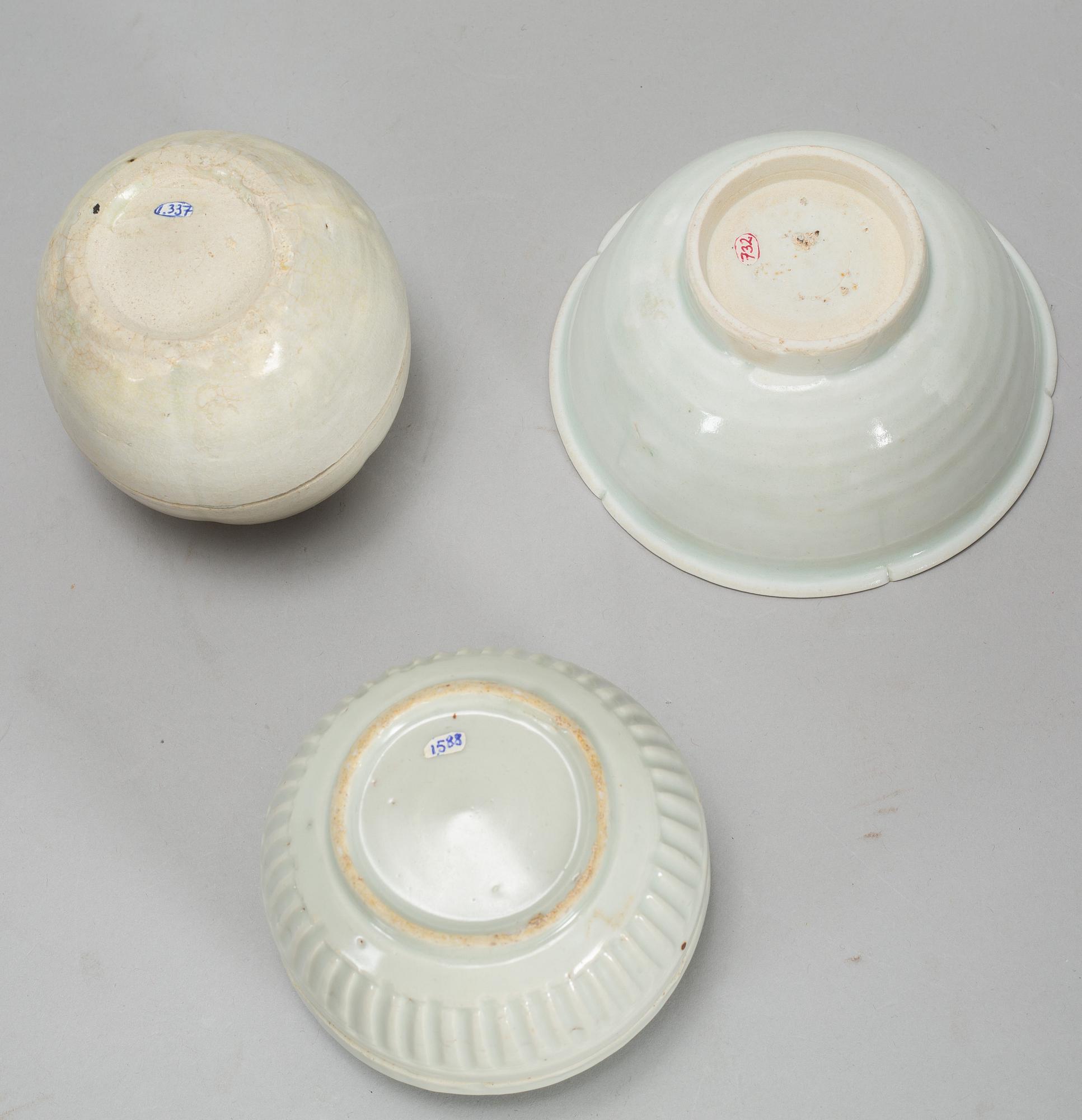 ASKAR med LOCK, två stycken samt SKÅL, keramik. Sydostasien, 1900-tal.