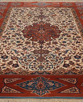 A CARPET, a semi-antique Esfahan, ca 227 x 152,5 cm (as well as the ends with ca 1½ and ½ cm flat weave).