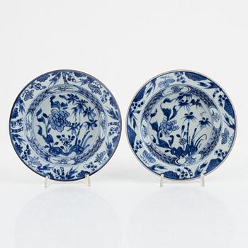 A set of seven Chinese export porcelain pieces, Qing dynasty, 18th Century.