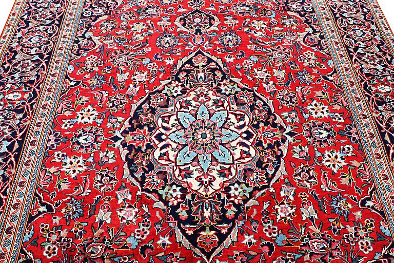 A Kashan carpet, c. 332 x 190 cm.