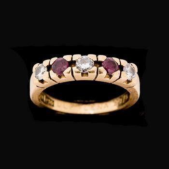 RING, 18k guld med 3 briljantslipade diamanter och 2 röda stenar. 1989. Vikt ca 5 gram.