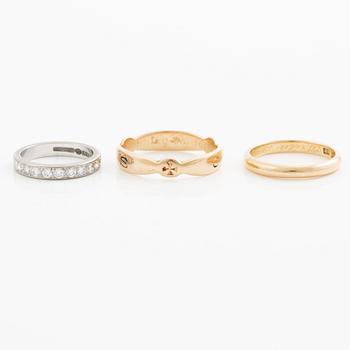 Rings, three pieces, gold, of which one set with brilliant-cut diamonds.