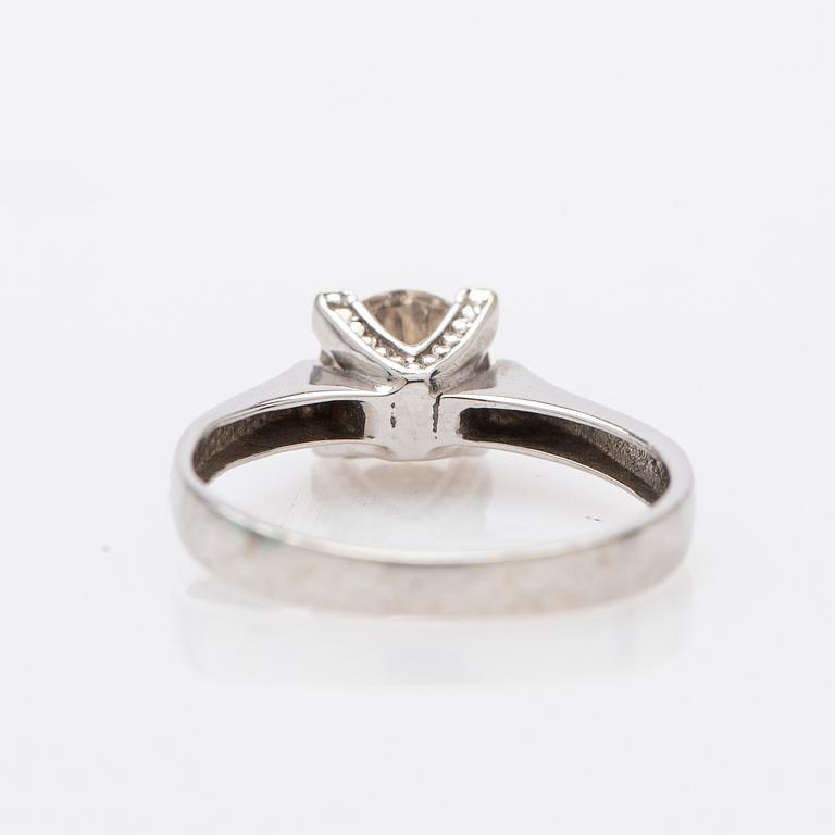 Ring, 18K vitguld med briljantslipad diamant.