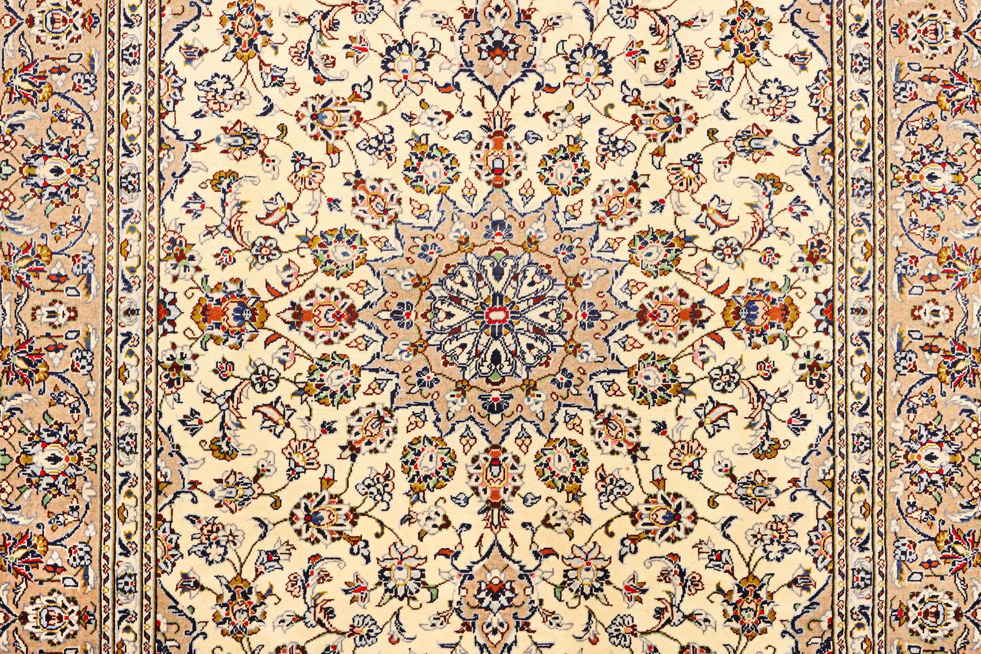 A Kashan carpet a. 285 x 190 cm.