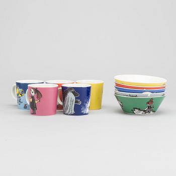 A COLLECTION OF MOOMIN CHARACTERS MUGS AND BOWLS FROM ARABIA.