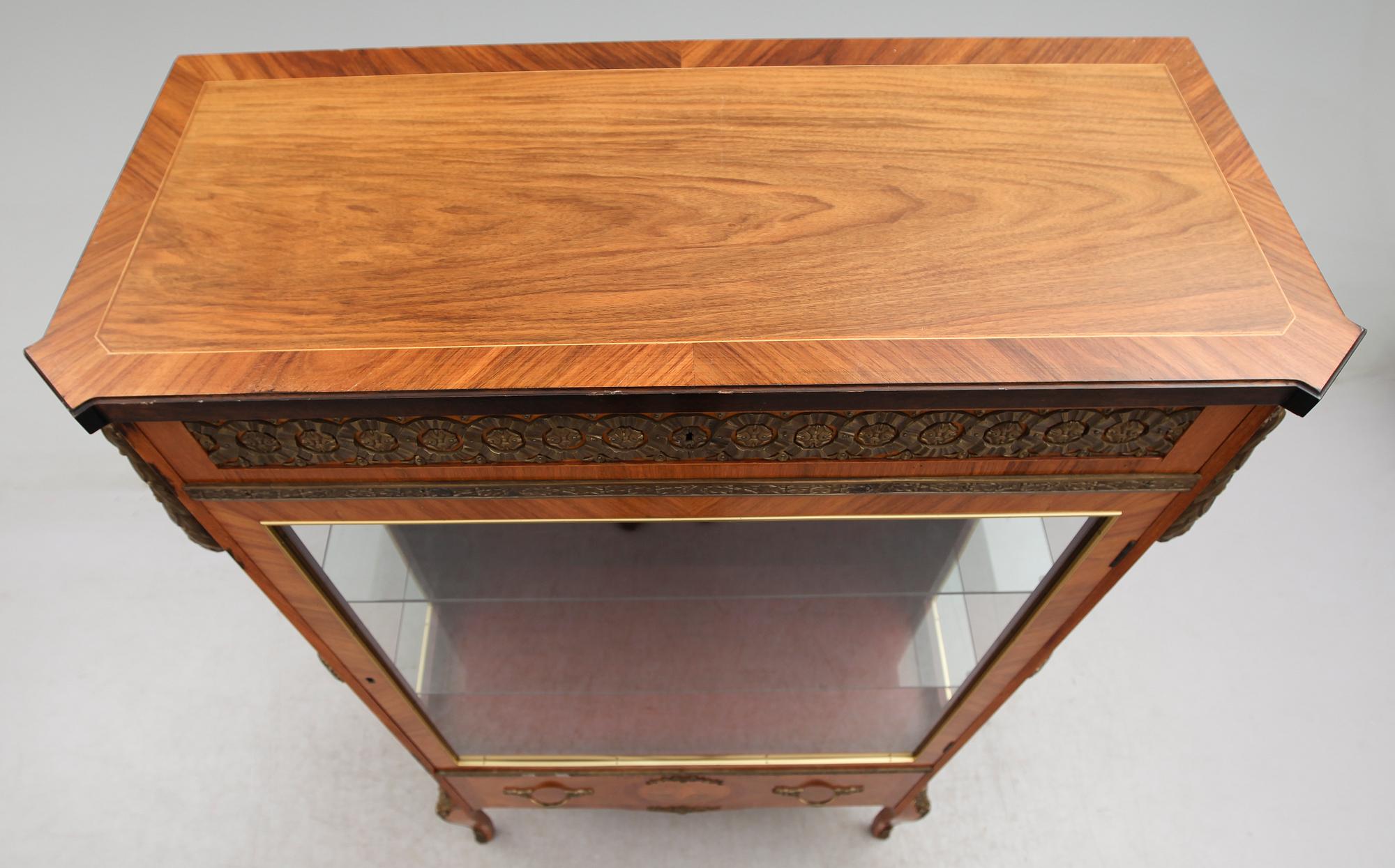 VITRINSKÅP, gustaviansk stil, 1900-talets mitt.