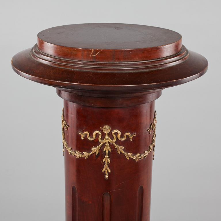 PIEDESTAL, empirestil, 1900-talets första hälft.