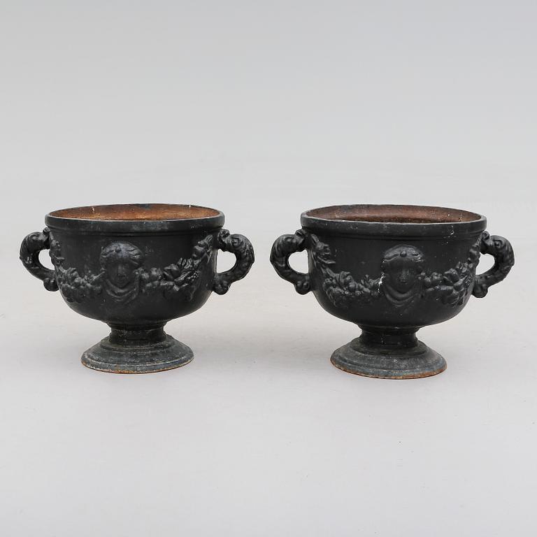 TRÄDGÅRDSURNOR, 1 par, gjutjärn, omkring år 1900.