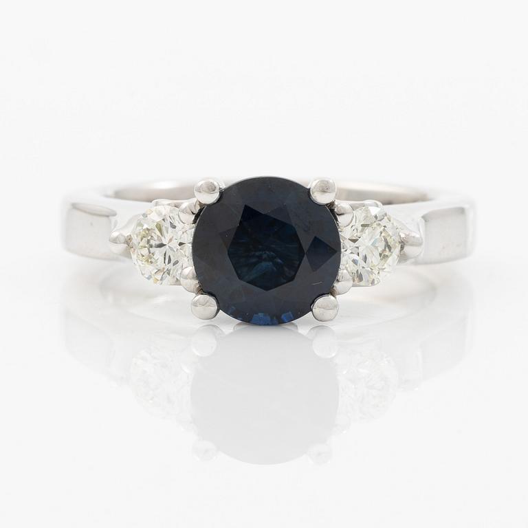Ring 18K white gold with sapphire and brilliant-cut diamonds.