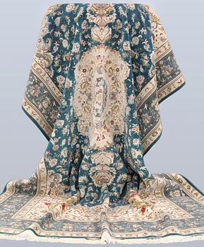 A part silk Tabriz carpet, so-called 50 Raj, approx. 306 x 200 cm.