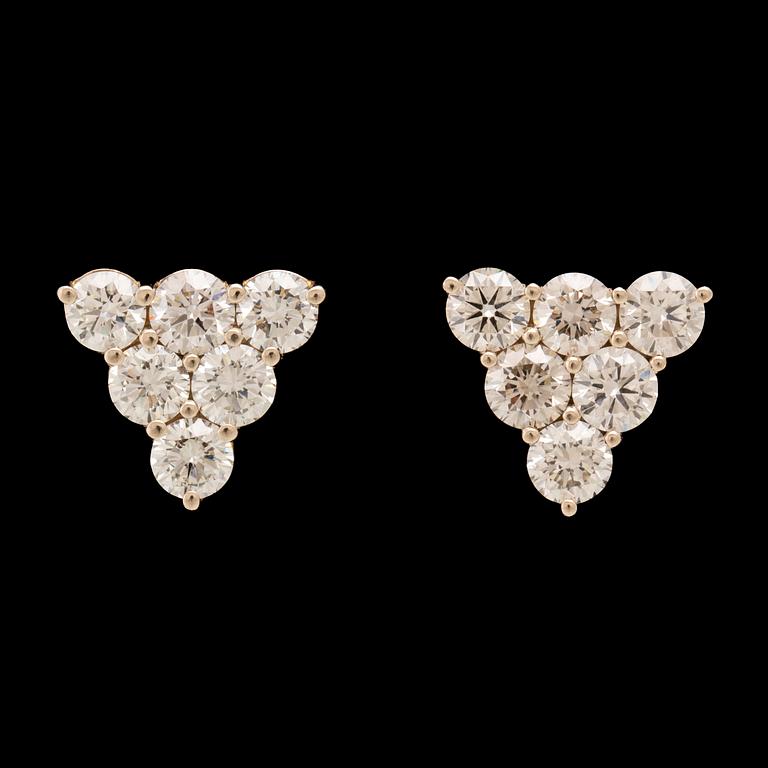 Örhängen ett par 18K vitguld med runda briljantslipade diamanter.