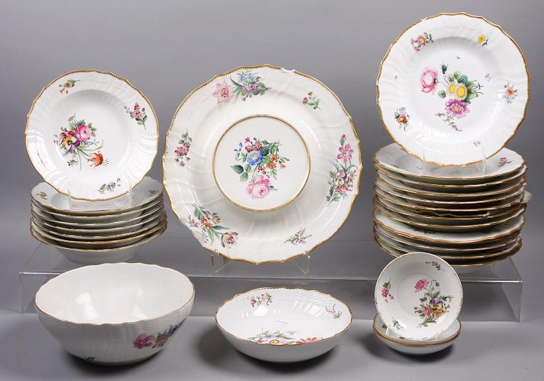 MATSERVISDELAR, 70 delar, porslin, sk hausmalerei, Royal Copenhagen.