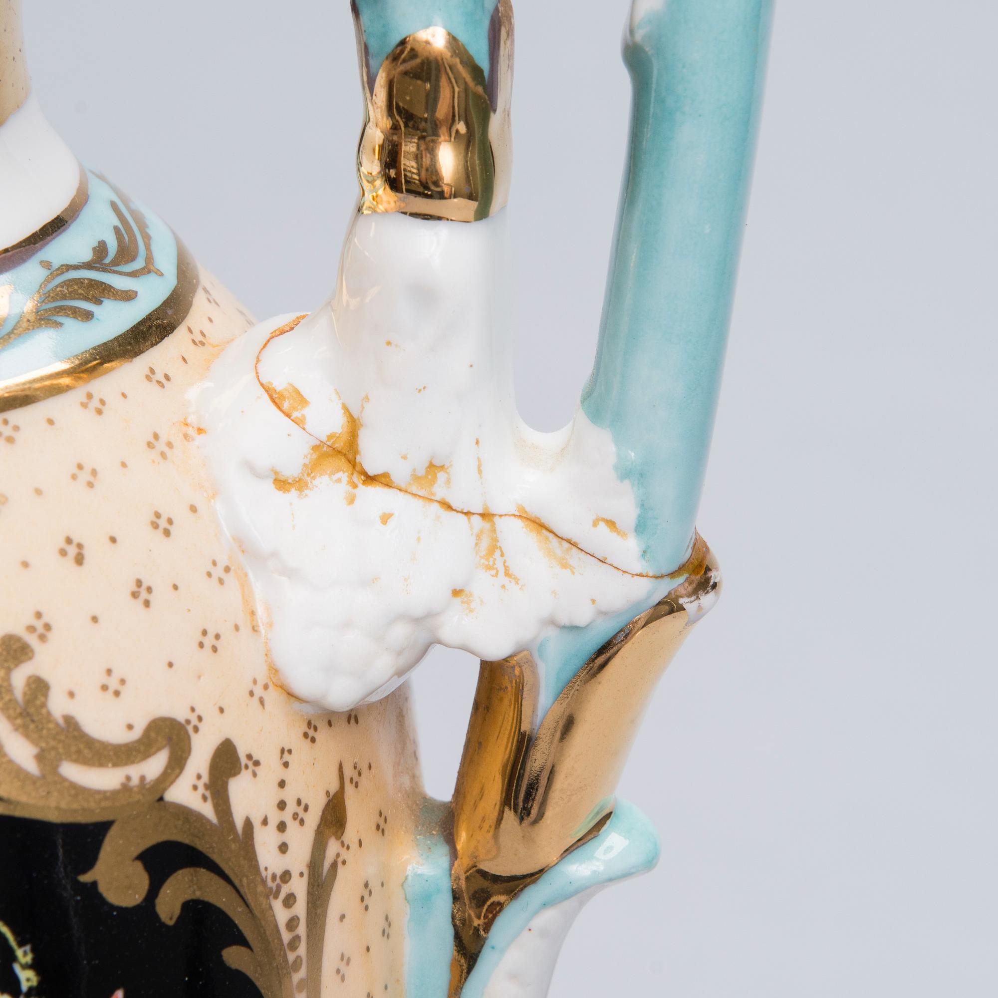 URNOR, ett par, porslin, Sèvres-liknande märke, Frankrike, 1800-tal.