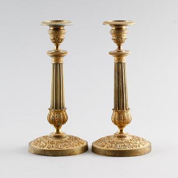 LJUSSTAKAR, 1 par, förgylld brons, senempire, 1800-talets första hälft.