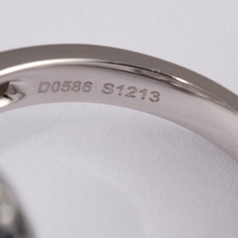 RING, 18k vitguld med 49 briljantslipade diamanter, tot 0.59 ct samt 54 blå safirer, tot 1.21 ct. Vikt 6 g.